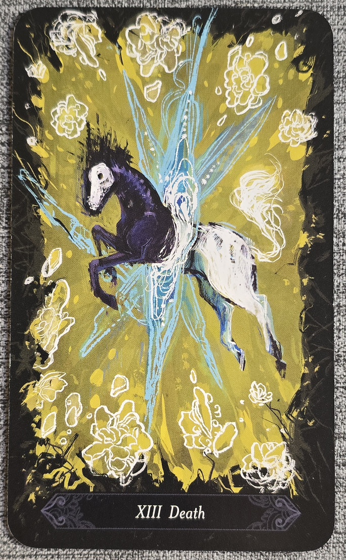 Tarotkortet Death. En vit häst hoppar genom en lysande blå portal och förvandlas gradvis till en svart häst. Runt portalen breder sig ett abstrakt mönster av blå strålar, gyllene penseldrag och vita blommor mot en mörk bakgrund.