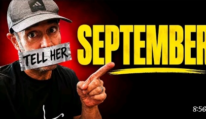 En man med keps och svart tröja tittar in i kameran. Över munnen har han silvertejp med texten “TELL HER